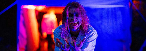 Beim Hallow Eve SPECIAL im FORT FEAR Horrorland erschreckt ein Scare-Actor.