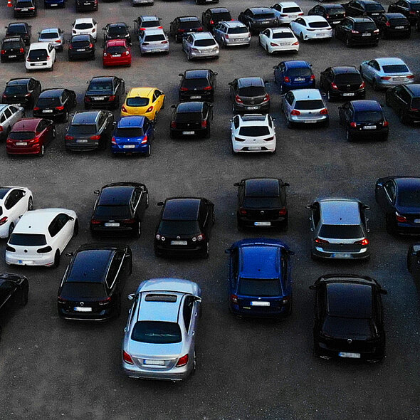 Auf dem Parkplatz vor dem Freizeitpark FORT FUN parken die Autos der Gäste.