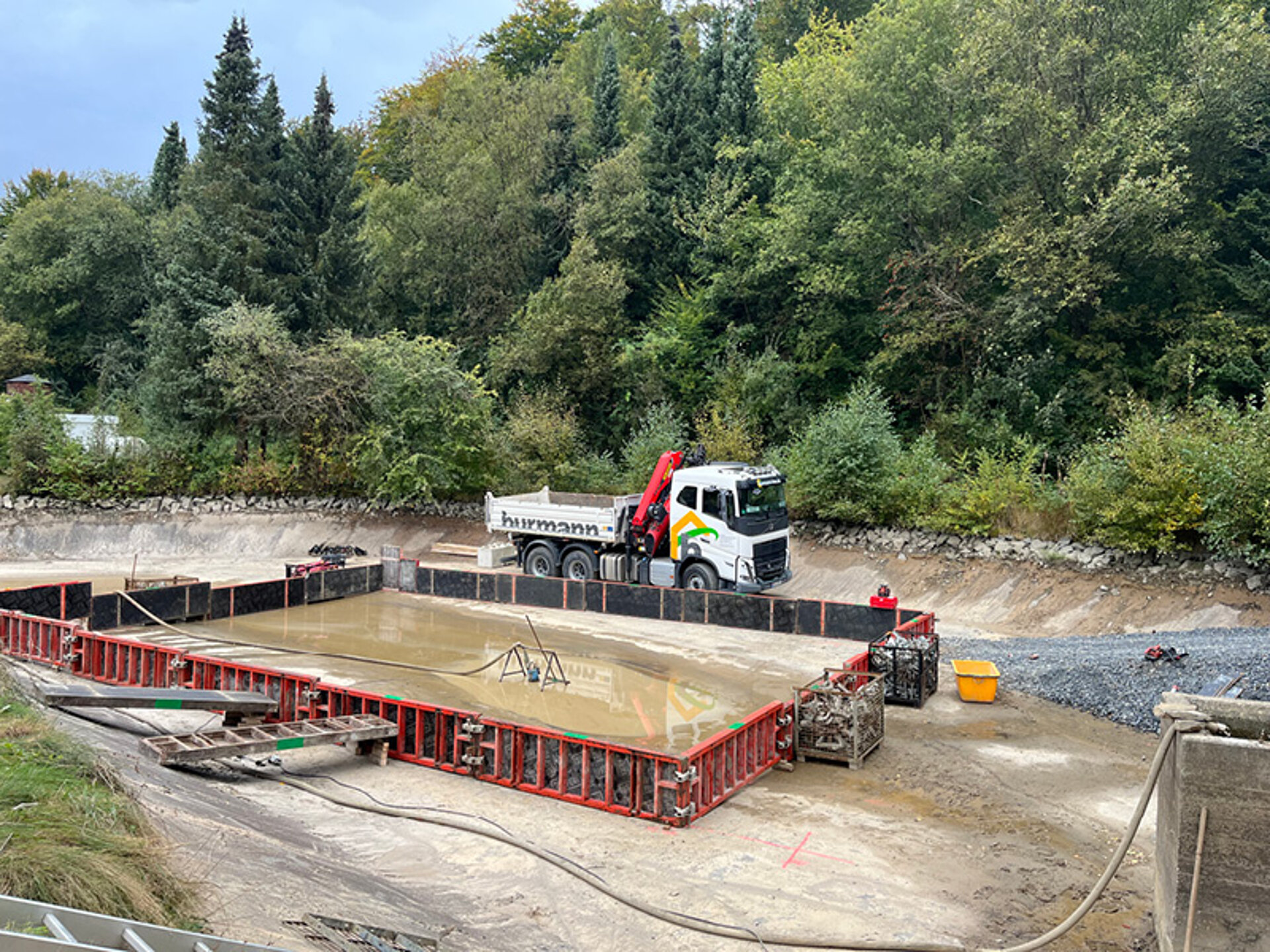 Der Betonfundament für die Neuheit 2025 wird gegossen.