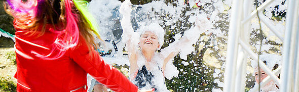 Die Kids haben viel Spaß bei der Schaumparty im FORT FUN.