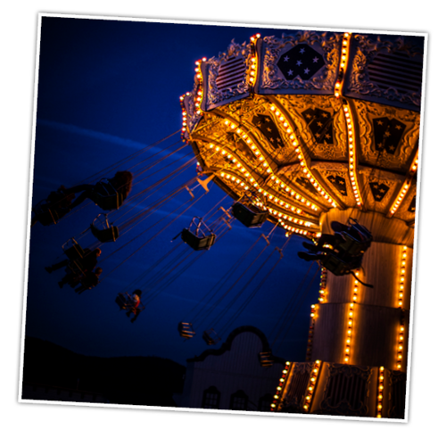 Das Kettenkarussell, der Wellenflieger bei Dunkelheit sieht beeindruckend aus und ist beim Event "Mexican Summer" bei den Gästen sehr beliebt.