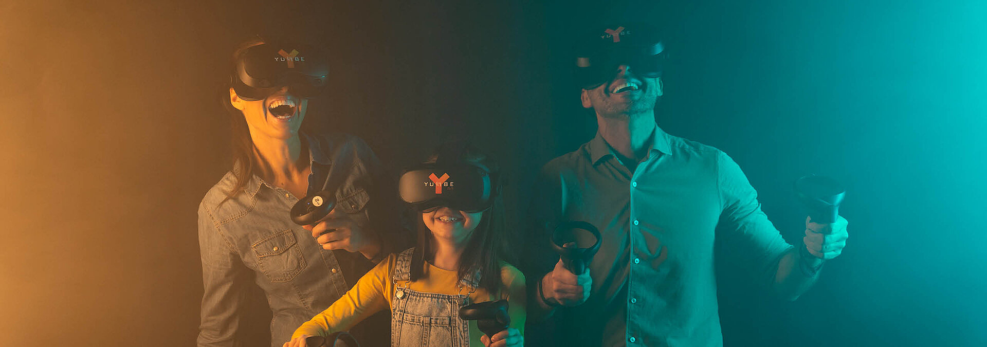 Im FORT VentuRe trägt die Familie VR-Brillen von YULLBE (bekannt aus dem Europa Park) und erlebt ein neues VR-Erlebnis.