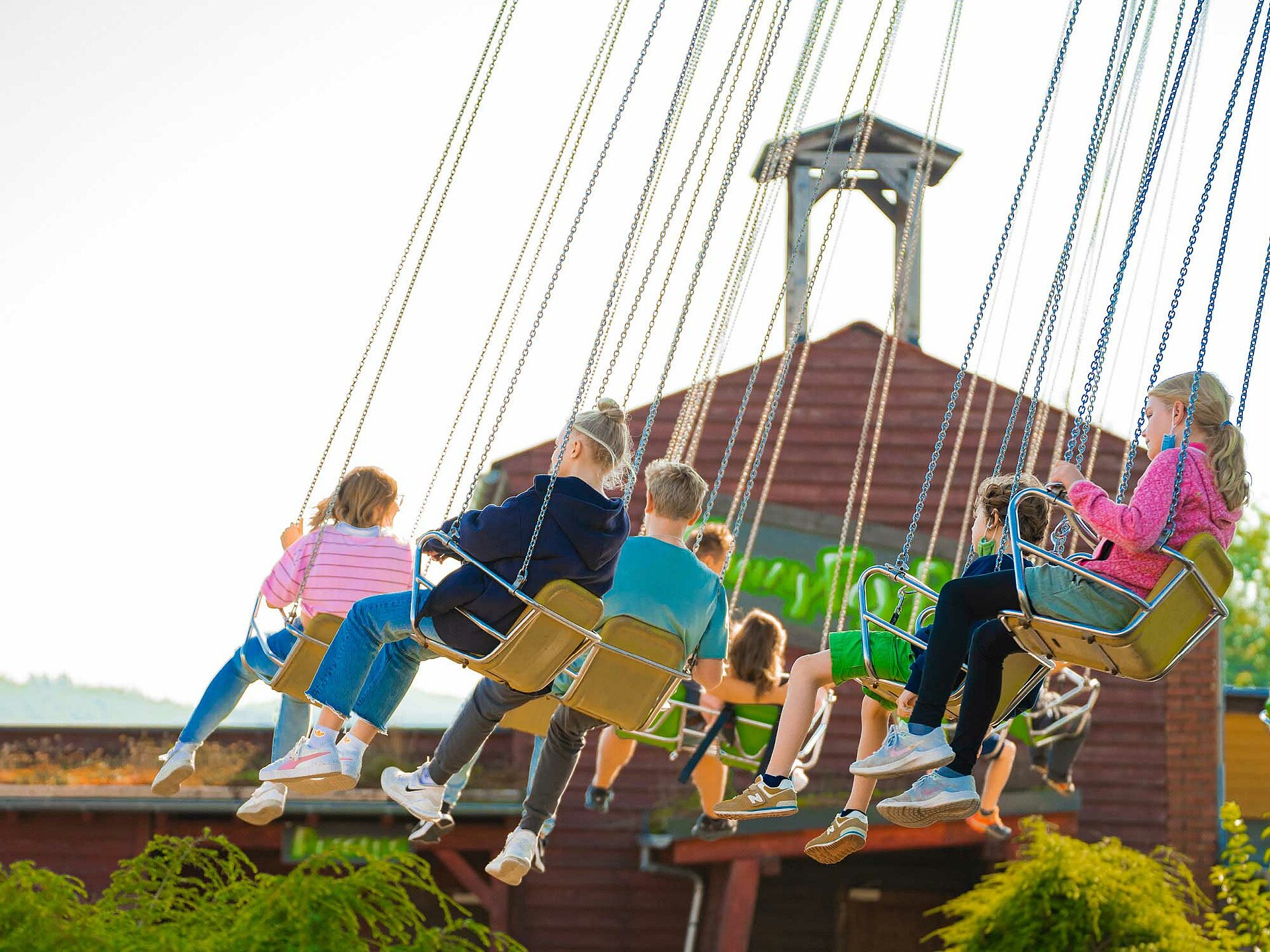 Im Kettenkarussell drehen die Kinder der Ferienfreizeit ihre Runden.