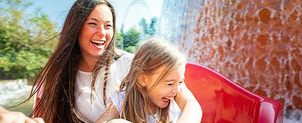 Eine spritzige Erfahrung machen Mama und Tochter in der Stromschnellen-Wasserbahn Los Rapidos.