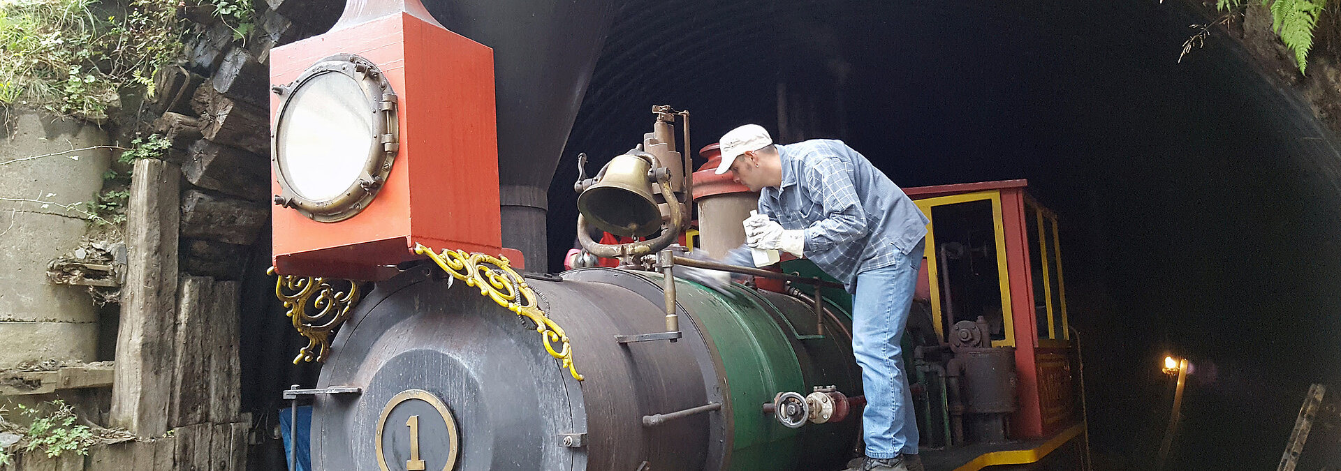 Beim Erlebnistag als Lokführer für einen Tag bereitet der interessierte Eisenbahner die Lok des Santa Fé Express für den Tag vor.