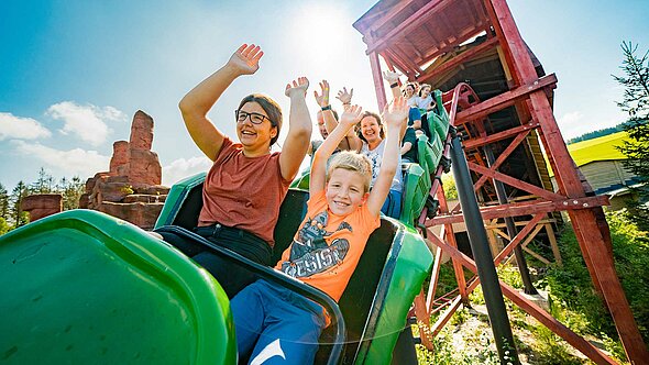 In der Devils Mine reißen die Fahrgäste die Hände hoch und haben eine Menge Spaß.