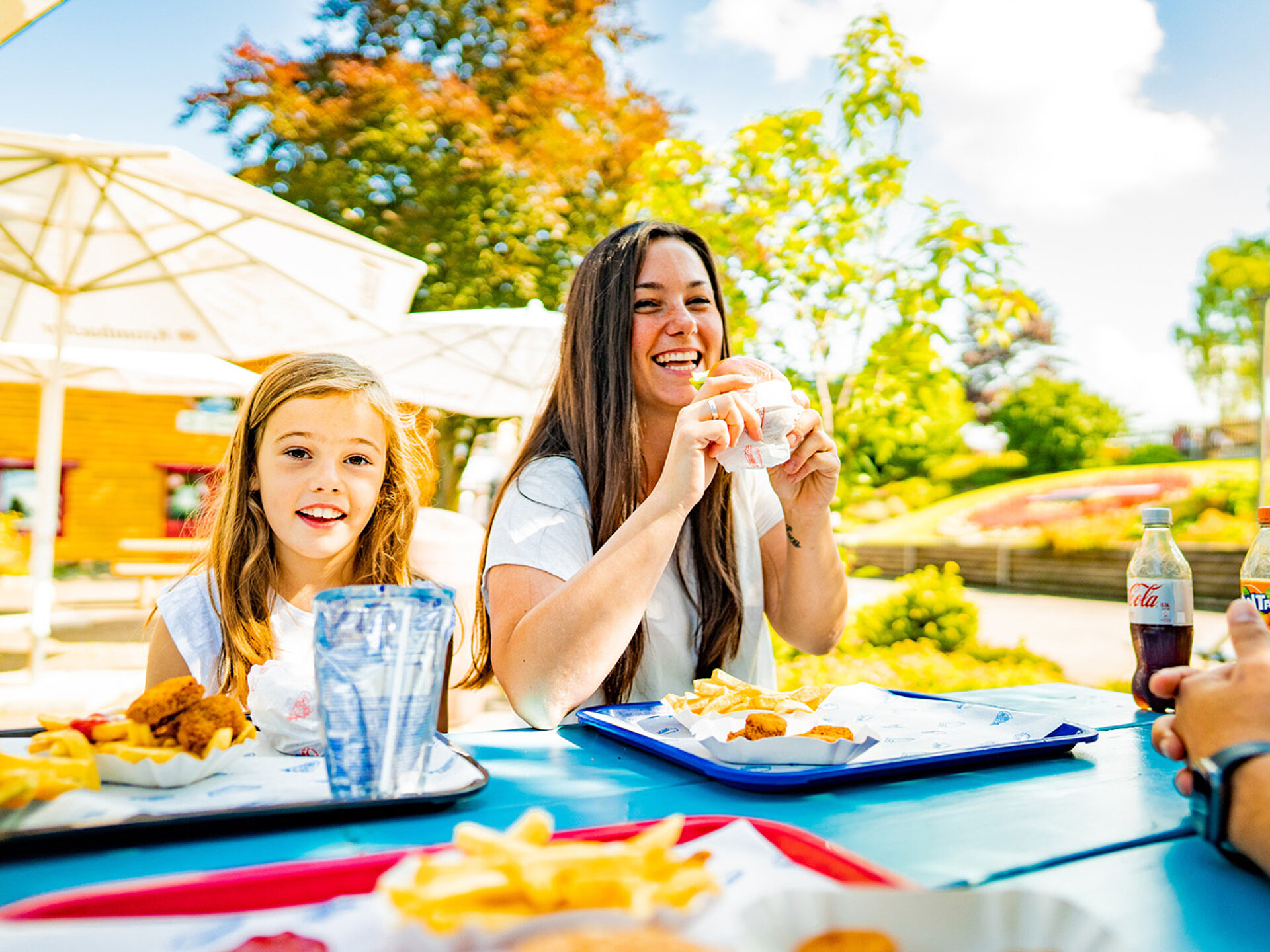 Mama und Tochter schmecken der Burger mit Pommes sehr gut.