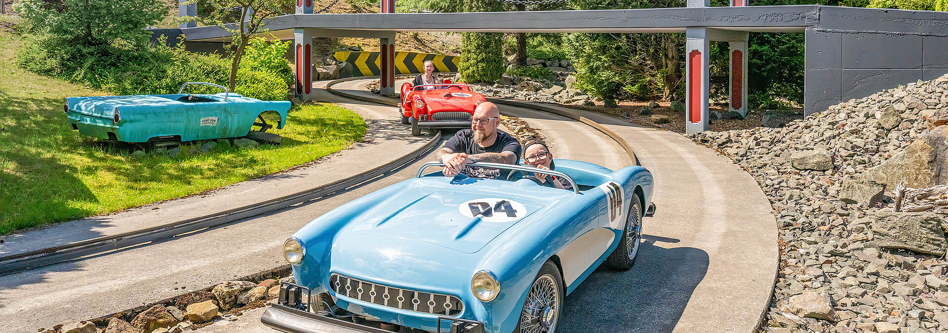 Bei der Rocky Mountain Rallye wird der Vater vom Sohn im Cabrio durch die Landschaft gefahren.