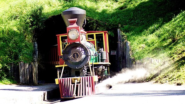 Durch den Tunnel braust der Westernzug im FORT FUN Abenteuerland.