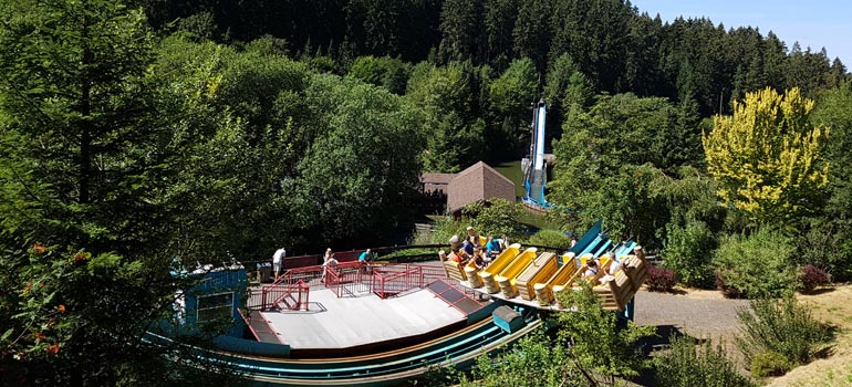 Die Schiffsschaukel Capt'n Crazy in Bestwig im FORT FUN Abenteuerland liegt herrlich in der Natur.