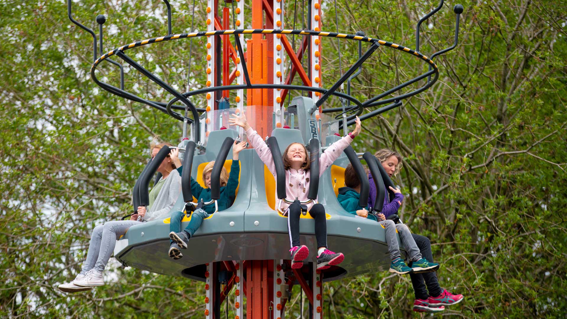 Das Fallen mit dem Freefall-Tower Crash ist für die ganze Familie sehr spannend.
