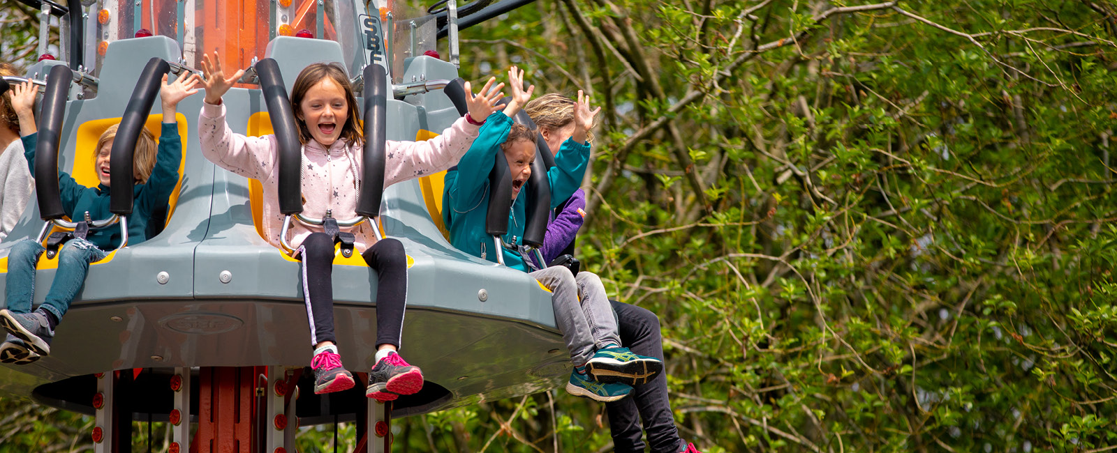 Das Mädchen schreit im Freefall-Tower vor Freude.