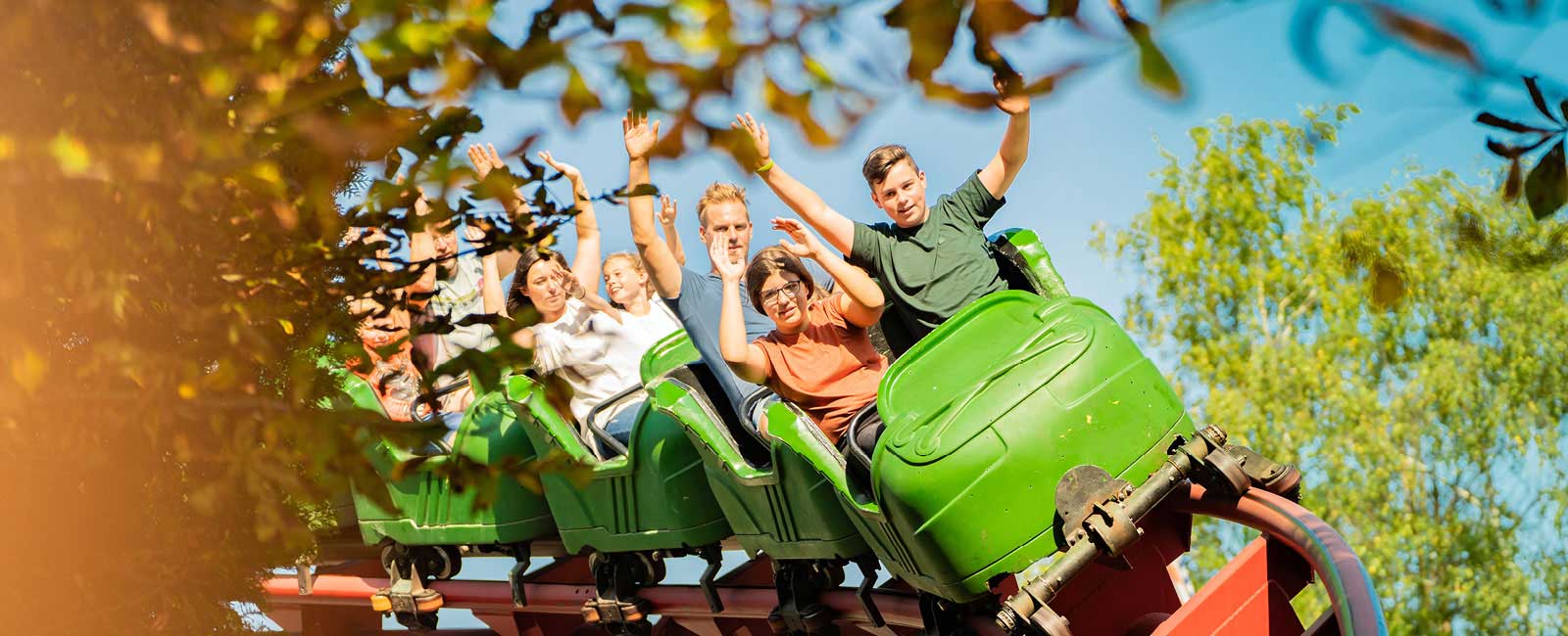 Um die Kurven der Achterbahn flitzen Gäste mit viel Schwung durch den Freizeitpark.