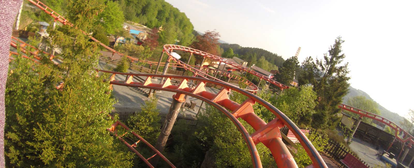 Die Achterbahn in den Bergen im Sauerland sieht toll aus.