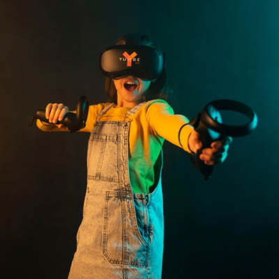 Ein Mädchen trägt eine VR-Brille und Handsteuerungen beim Spiel im neuen FORT VentuRe im FORT FUN Saloon.