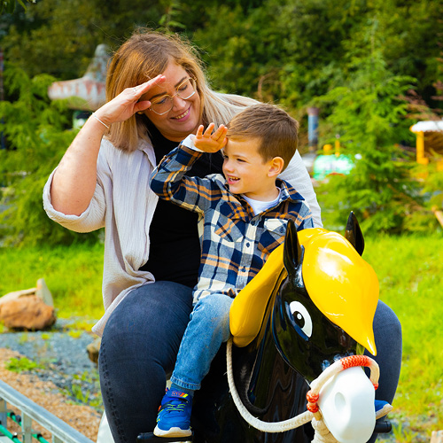 Zusammen mit seiner Mutter genießt ein Junge den Ausritt auf Kleiner Donner.