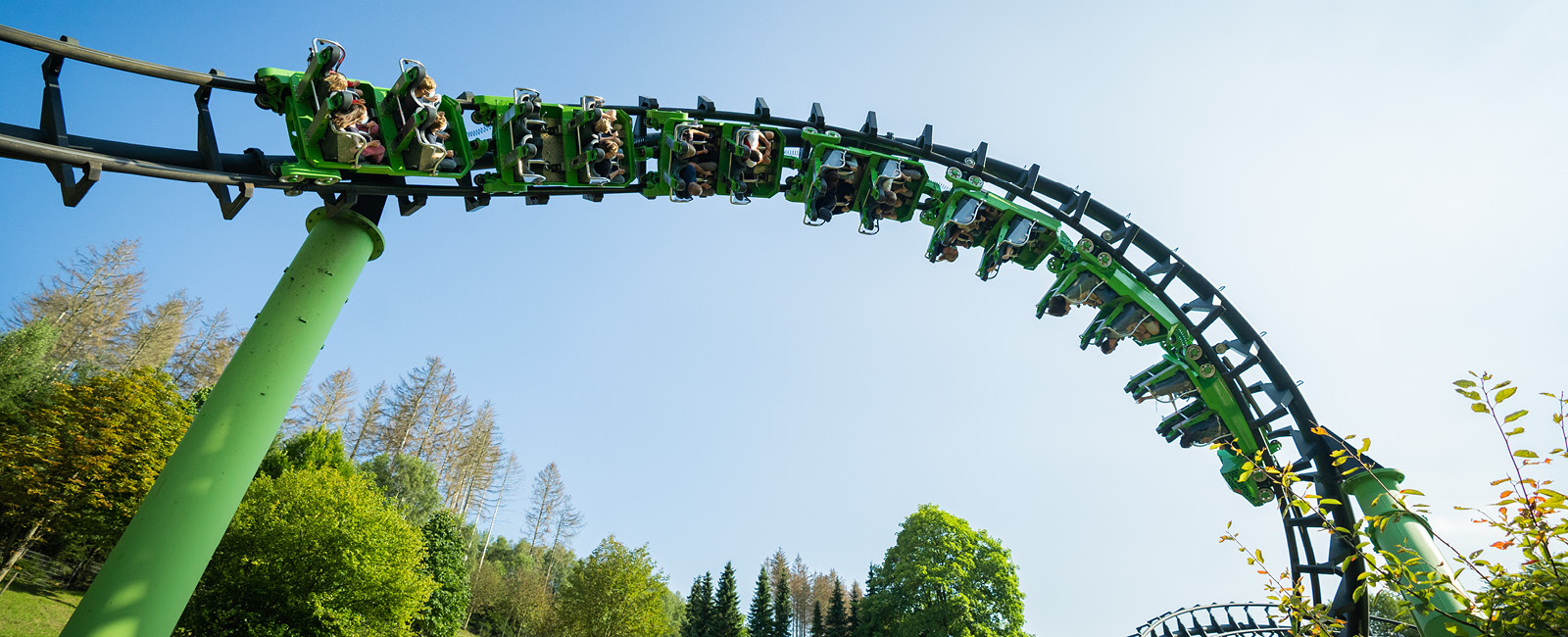 Im Looping der Achterbahn ist viel Action angesagt - die Gäste sind voll dabei.