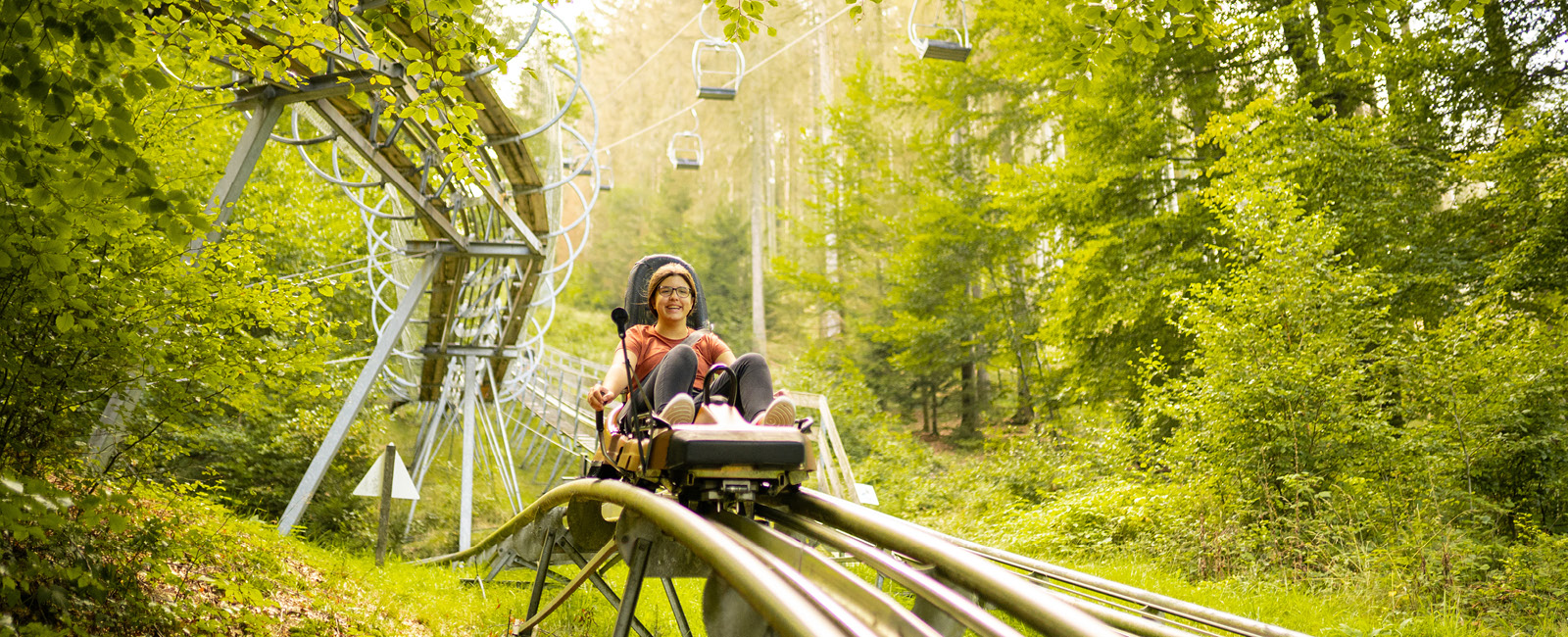 Die Sommerradelbahn Trapper Slider ist bei jung und alt sehr beliebt.