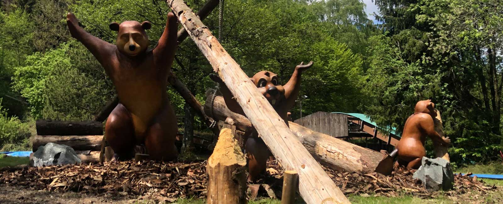 Beaver und Bear arbeiten an der Wildwasserbahn an den Booten.