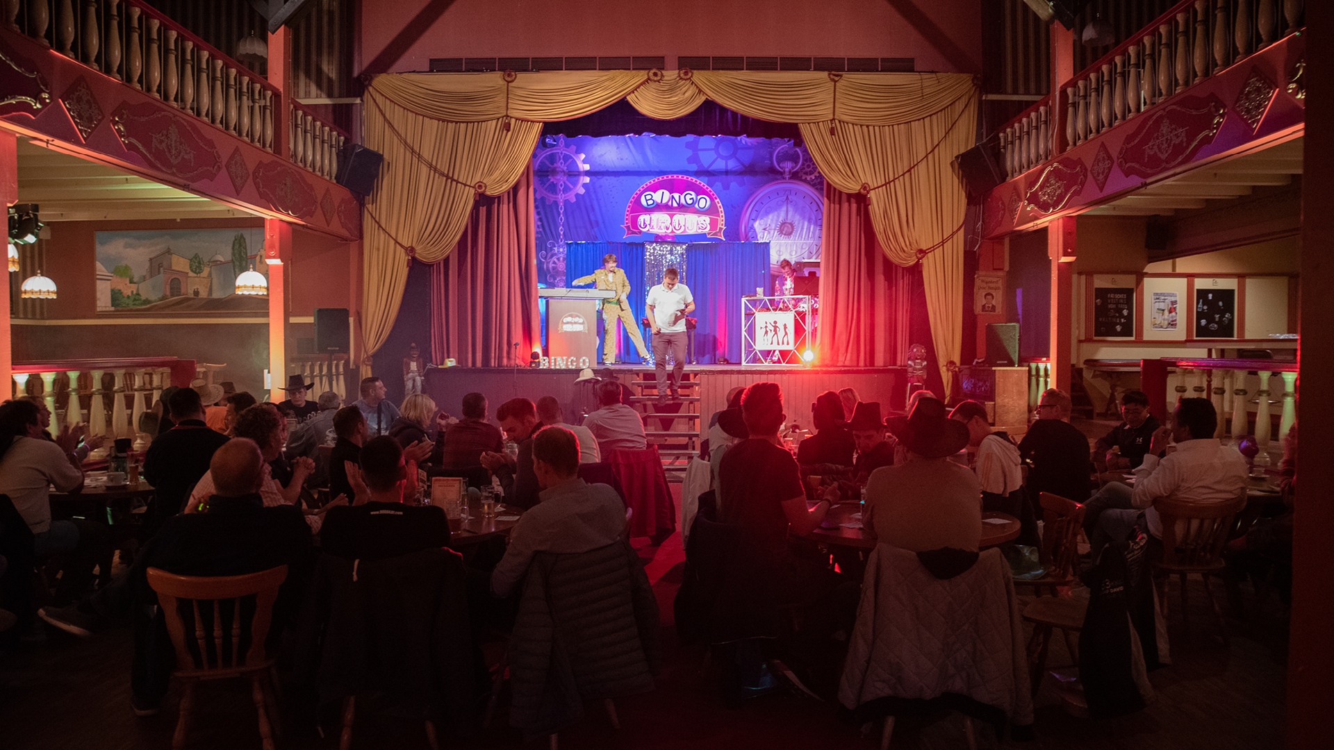 Eine tolle Stimmung erleben die Gäste bei der Firmenfeier im Saloon.