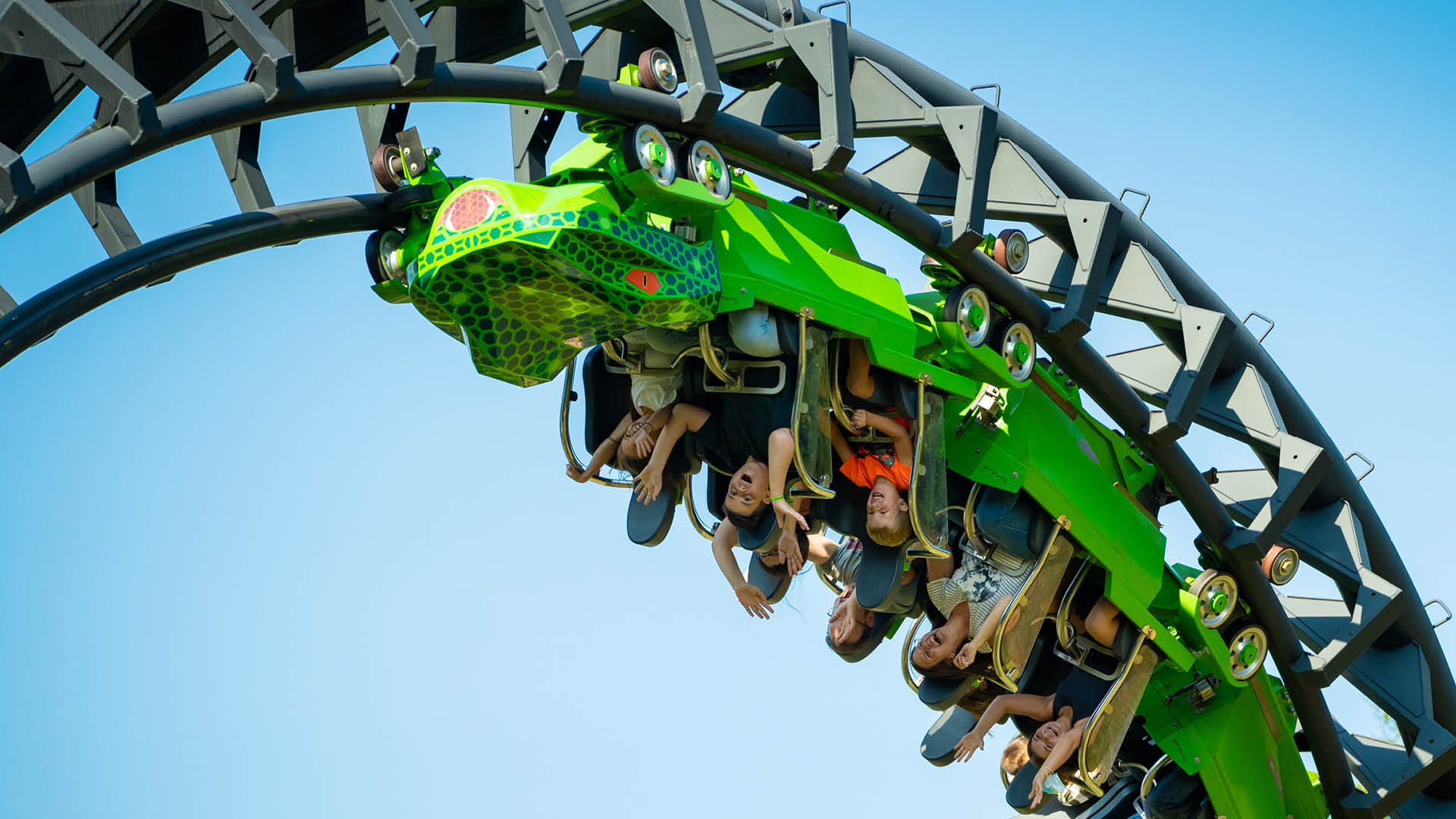 Achterbahn SpeedSnake FREE im Looping erleben die Gäste bei herrlichem Wetter.