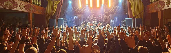 Super Stimmung beim Orden Ogan Konzert im Saloon - die Gäste feiern die Band.