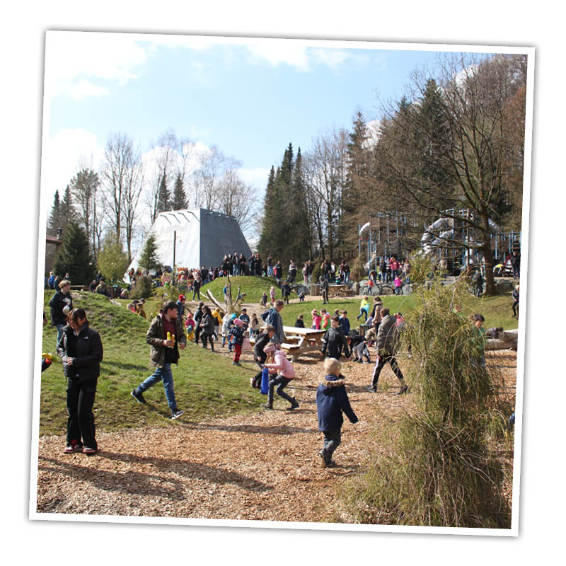 Die Kinder begeben sich auf dem Spielplatz im FORT FUN auf große Suche nach Ostereiern und Süßigkeiten und dem goldenen Ei.