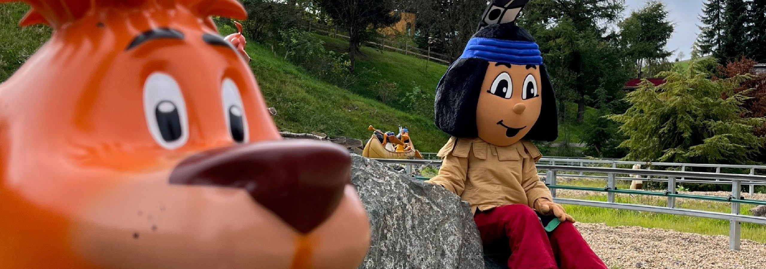 Yakari sitzt an einem Felsen und macht Pause.