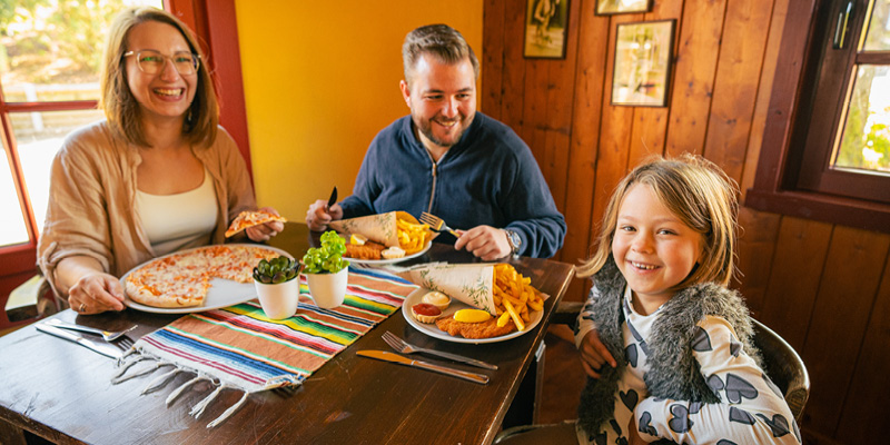 Schnitzel und Pommes schmecken der ganzen Familie im Restaurant.