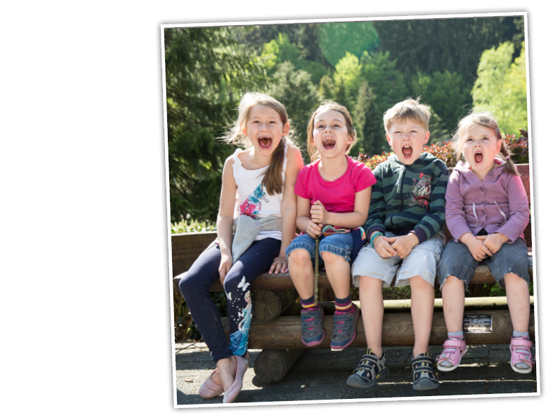 Die Kids einer Klassenfahrt genießen den Schulausflug im Freizeitpark.