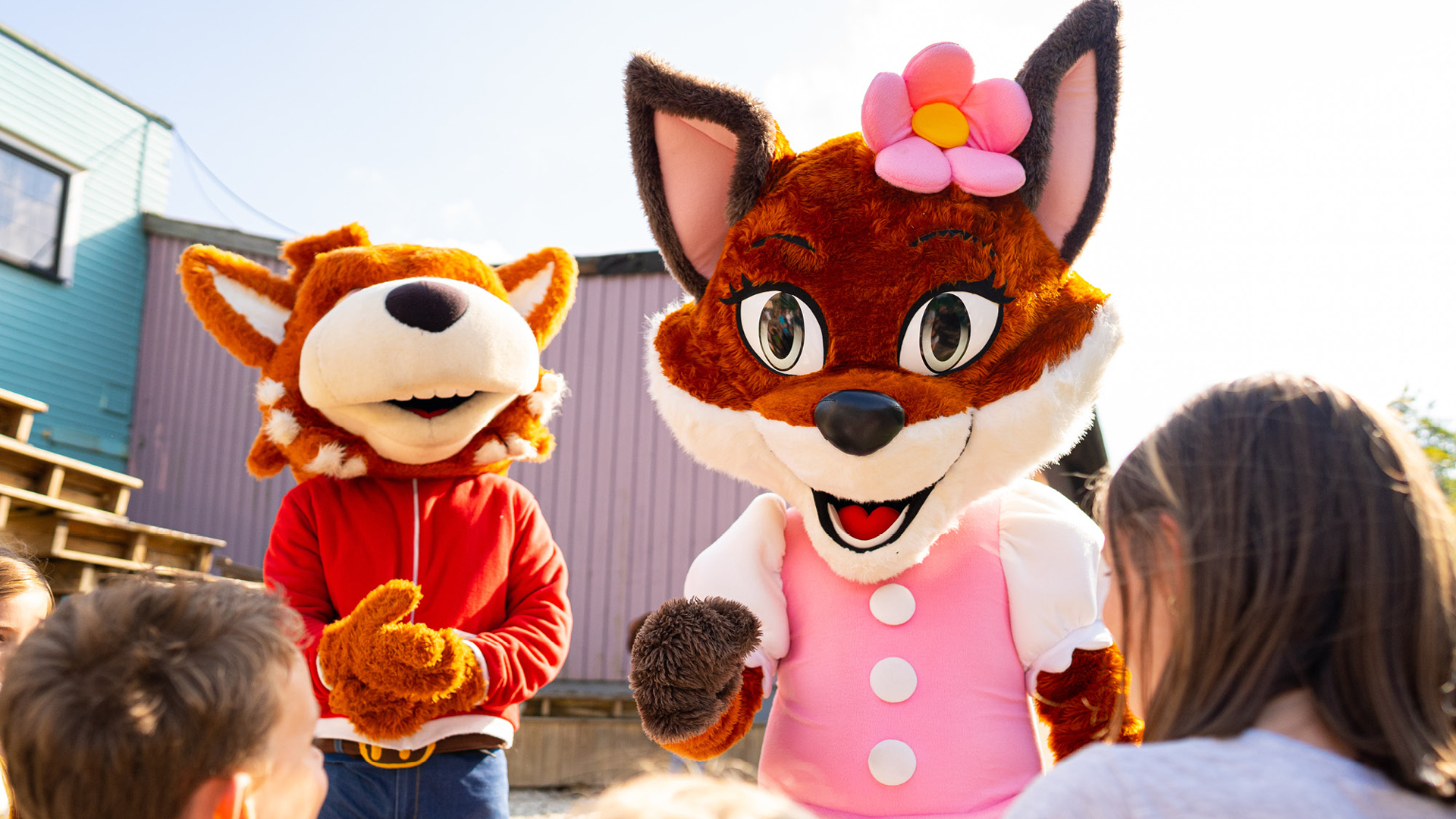 Funny und Frida begeistern als Maskottchen die vielen glücklichen Kinder im Freizeitpark FORT FUN.