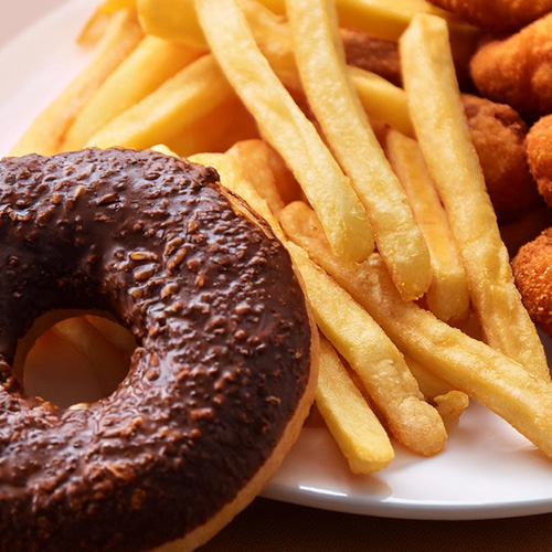 Beim Kindergeburtstag wird eine Menü mit Pommes, Nuggets und Donuts serviert.