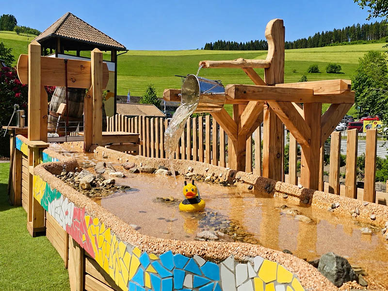 Der neue Enten-Wasserspielplatz vor dem La Cascada macht viel Spaß.