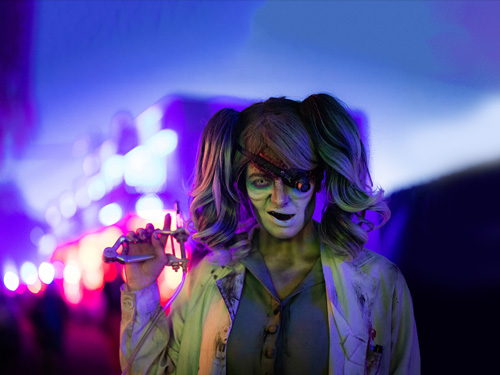 Dr. Sleepless, eine Ärztin der SOMN, gruselig verkleidet auf den Straßen von FORT FEAR.