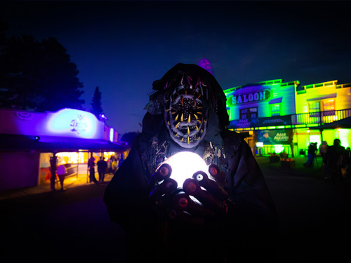 Onroi, ein albtraumhaftes Wesen, auf den Straßen von FORT FEAR.