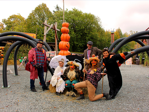 An KidsOween sind die Scare-Actor bunt verkleidet.