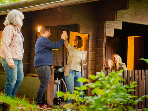 Die Familie freut sich auf die Übernachtung im Abenteuercamp.