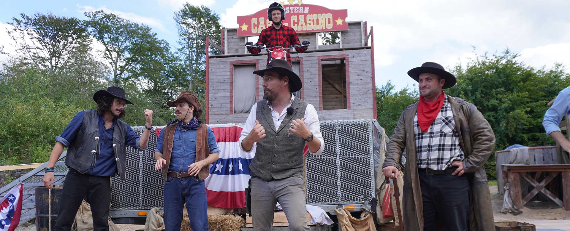 Die Darsteller der Zugshow Rodeo Royal während der Vorführung im Showset.