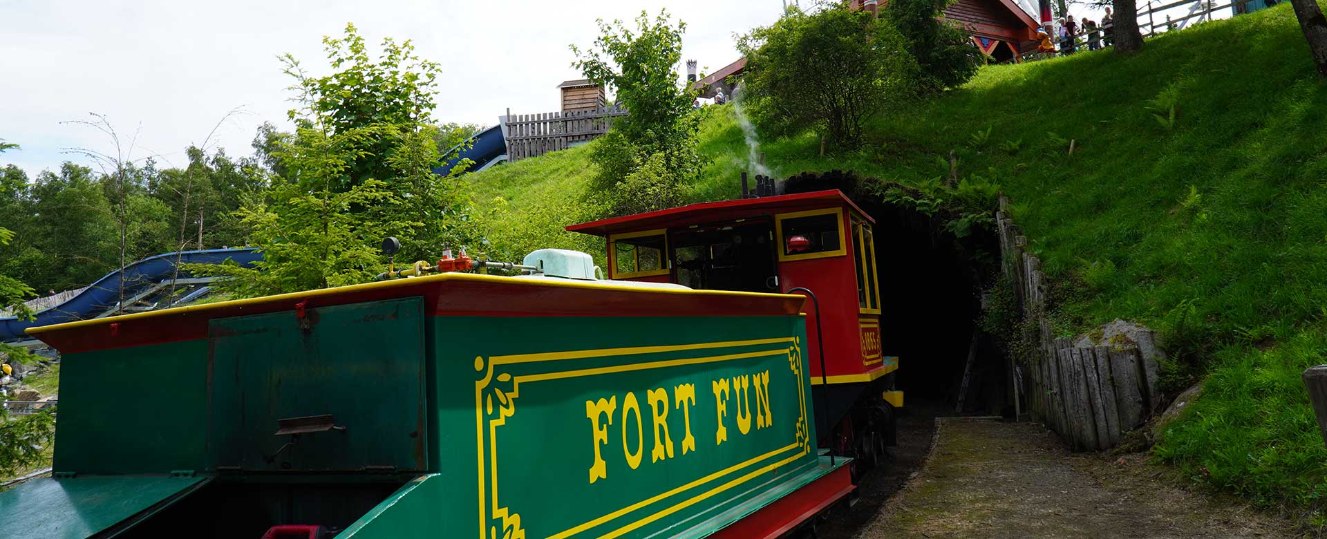 Der beliebte Santa Fe Express fährt durch den Tunnel unterhalb der neuen Wasserrutsche.