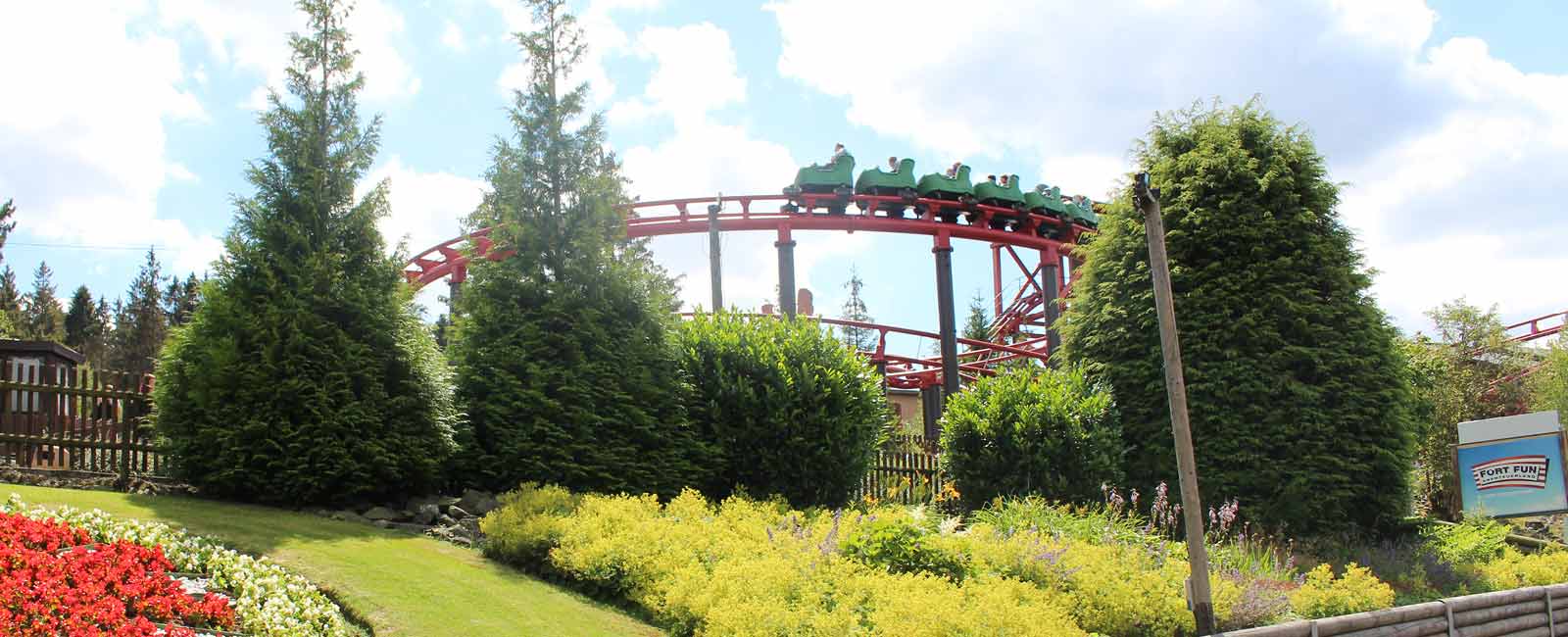 Die Achterbahn Devils Mine dreht in einer tollen Umgebung im Freizeitpark FORT FUN seine Runden.