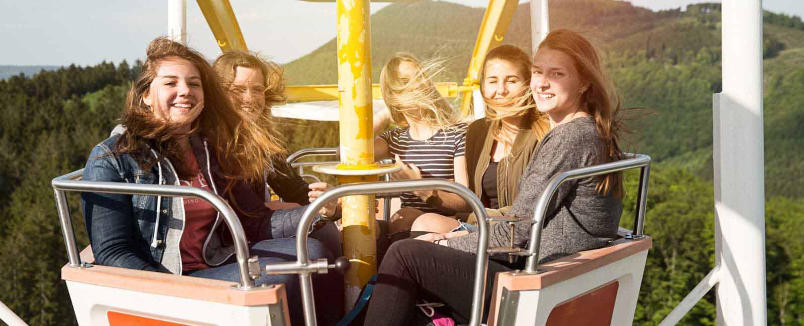 In der Gondel im Riesenrad verbringt die Mädchen-Clique eine schöne Zeit.