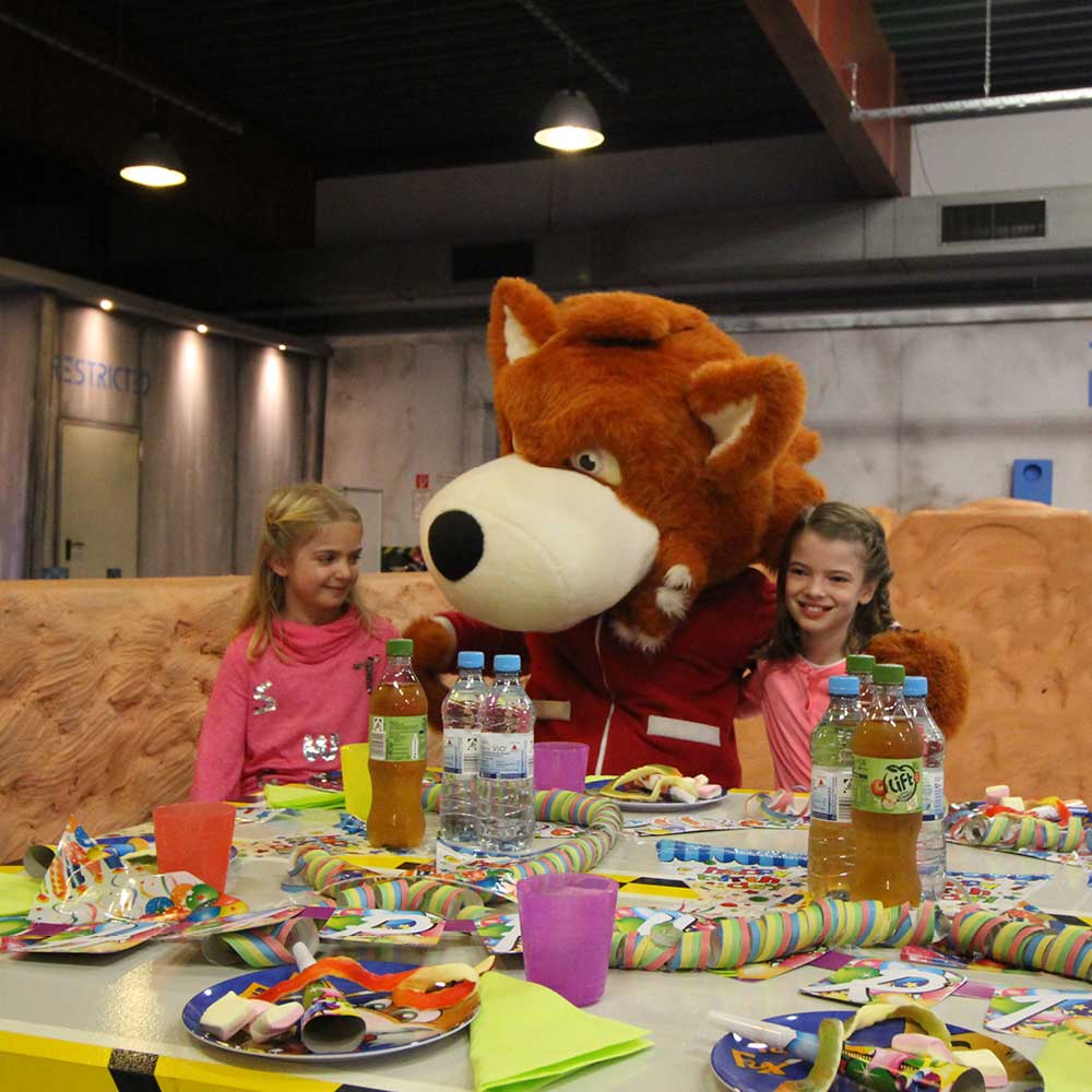 Zwei Kinder feiern Kindergeburtstag mit Funny Fux im Freizeitpark.