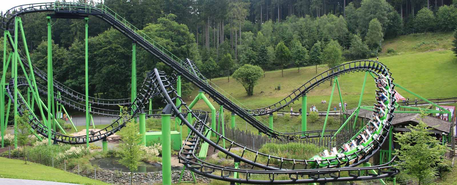 Die Achterbahn passt sehr schön in die Sauerländer Berglandschaft.